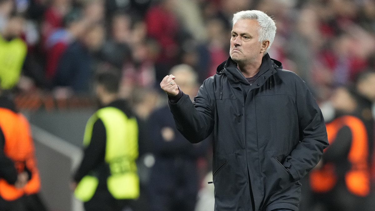 José Mourinho, az AS Roma vezetőedzője, miután 0-0-ra végződött csapatának visszavágó mérkőzése a labdarúgó Európa-liga elődöntőjében a Bayer Leverkusen ellen és 1-0-s összesítéssel továbbjutott a leverkuseni BayArenában 2023. május 18-án.