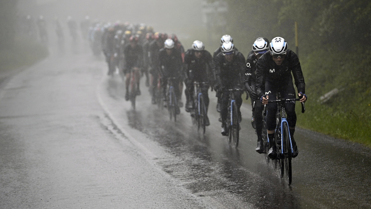 Versenyzők a szakadó esőben a 106. Giro dItalia olasz országúti kerékpáros körverseny tizedik, Scandiano és Viareggio közötti 196 kilométeres szakaszán 2023. május 16-án.