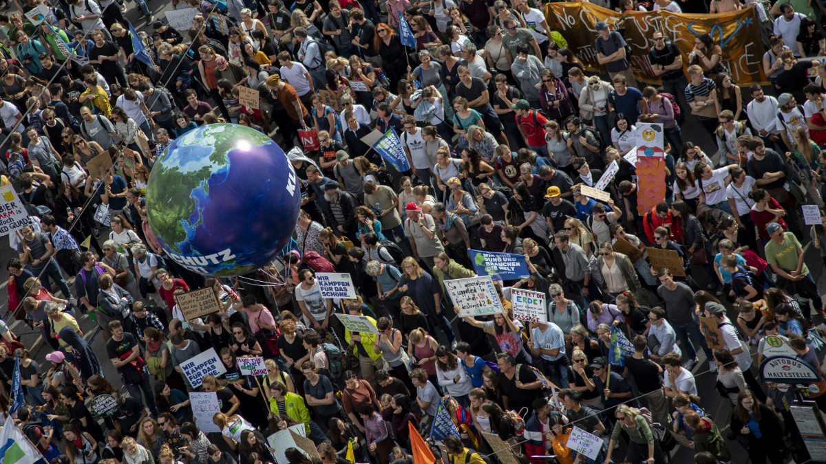 A klímaváltozás ellen intézkedéseket követelő tüntetők, akik a Fridays for Future (Péntekenként a jövőért) mozgalom felhívására vonultak utcára Bécsben 2019. szeptember 27-én.