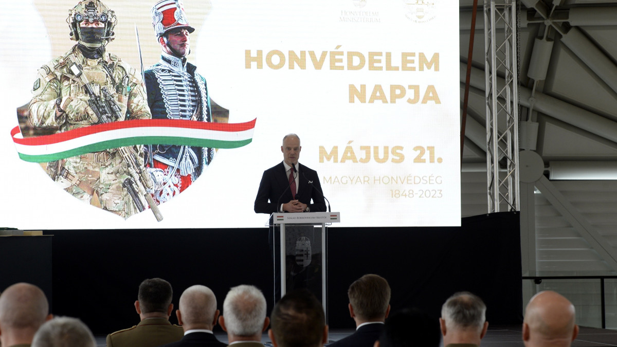 Szalay-Bobrovniczky Kristóf honvédelmi miniszter beszédet mond a honvédelem napja alkalmából rendezett központi ünnepségen és elismerések átadásán a Bálna honvédelmi élményközpontban 2023. május 19-én.