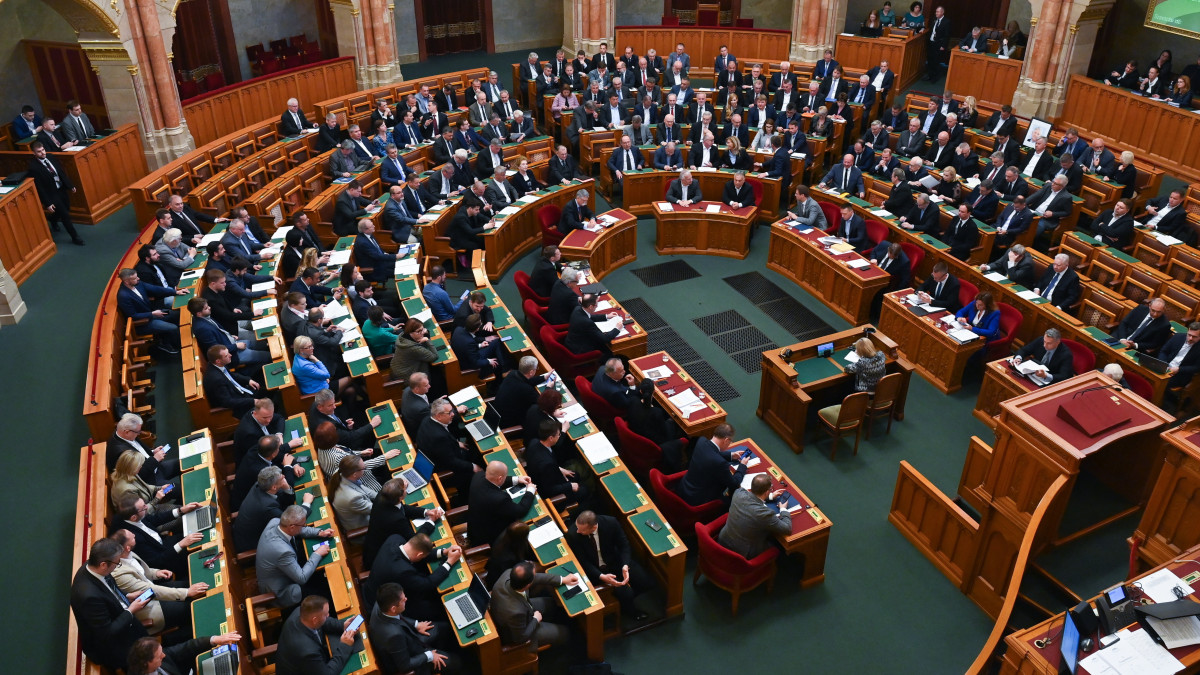 Szavaznak a képviselők az Országgyűlés plenáris ülésén 2023. május 3-án. Középen Orbán Viktor miniszterelnök, mellette Semjén Zsolt miniszterelnök-helyettes (b), Kövér László házelnök (b2) és Gulyás Gergely Miniszterelnökséget vezető miniszter (j).