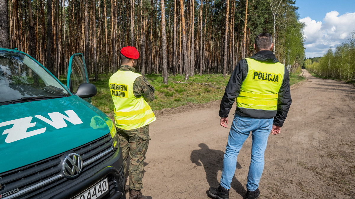 Rendőrök az észak-lengyelországi Bydgoszcz város közelében, miután egy azonosítatlan katonai eszköz darabjait fedezték fel 2023. április 27-én. A lakosság nincs veszélyben, a helyszínt a rendőrség, a katonai csendőrség és tűzszerészek vizsgálják. Sajtóhírek szerint egy levegő-föld rakétáról van szó.