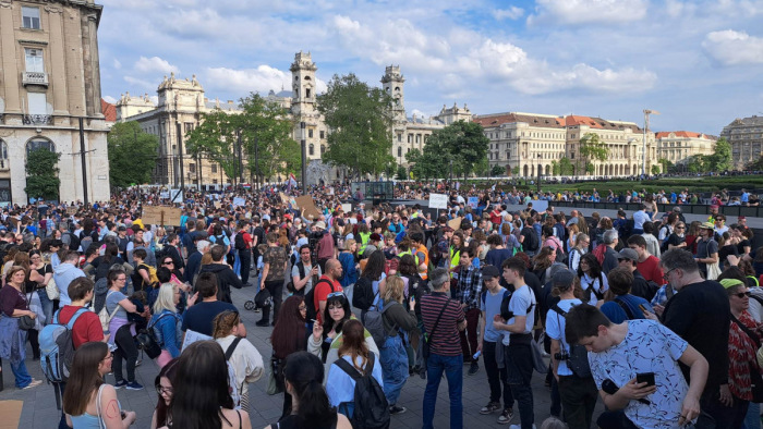 Ismét tüntetnek a státusztörvény ellen a diákok