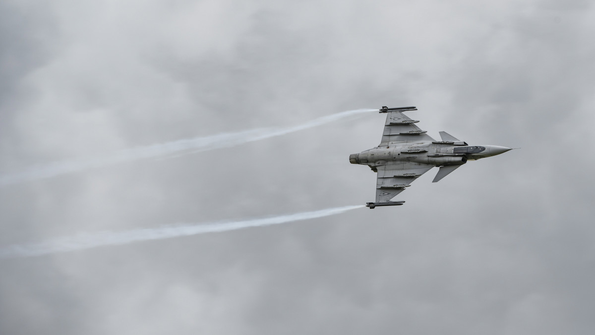JAS-39 Gripen típusú vadászrepülőgép a 27. Börgöndi Légiparádén Székesfehérvár közelében 2022. szeptember 11-én.
