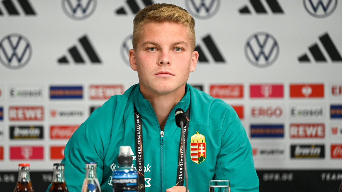 Schäfer András középpályás a Nemzetek Ligája A divíziója 3. csoportjában a Németország - Magyarország mérkőzés előtti napon tartott sajtótájékotatón Lipcsében, a Red Bull Arénában 2022. szeptember 22-én.