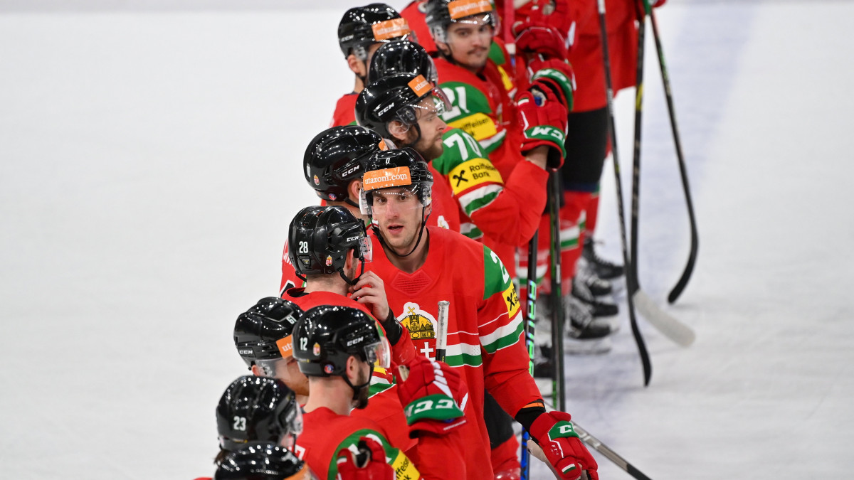 A magyar válogatott tagjai a jégkorong-világbajnokság ötödik fordulójában játszott Magyarország - Finnország mérkőzés végén a finnországi Tamperében 2023. május 19-én. Finnország-Magyarország 7-1.