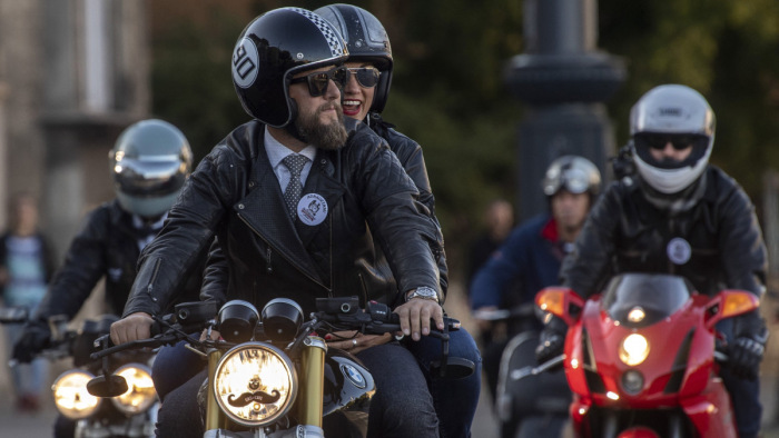 Jól öltözött motorosok lepik el Budapestet, fontos üzenettel
