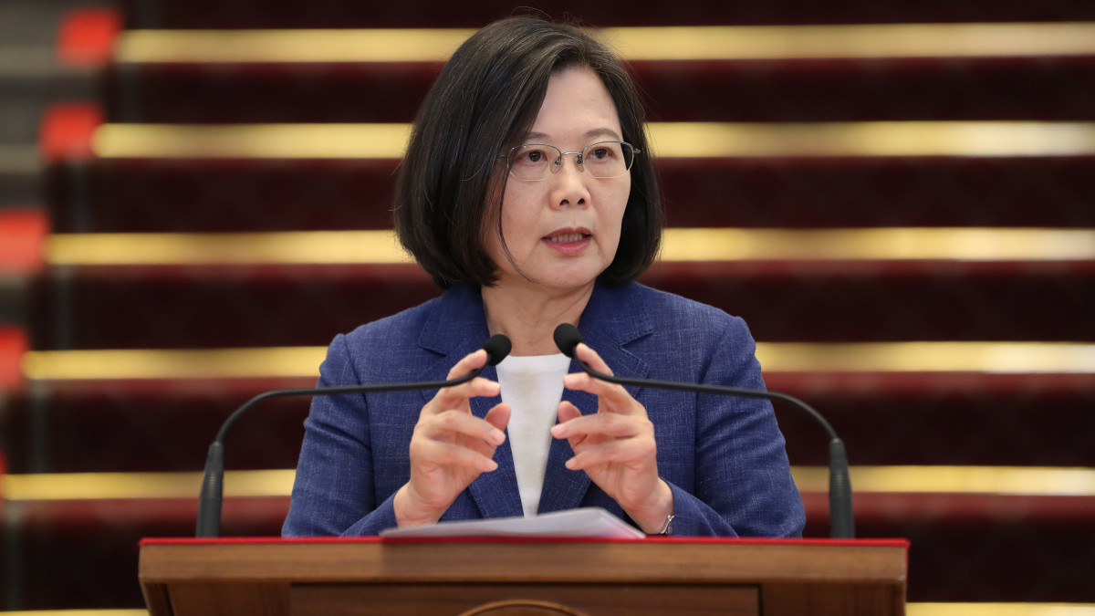 Caj Jing-ven tajvani elnök sajtótájékoztatót tart a kiadatási egyezmény ellen tartott hongkongi tiltakozásokkal kapcsolatban Tajpejben 2019. június 13-án.