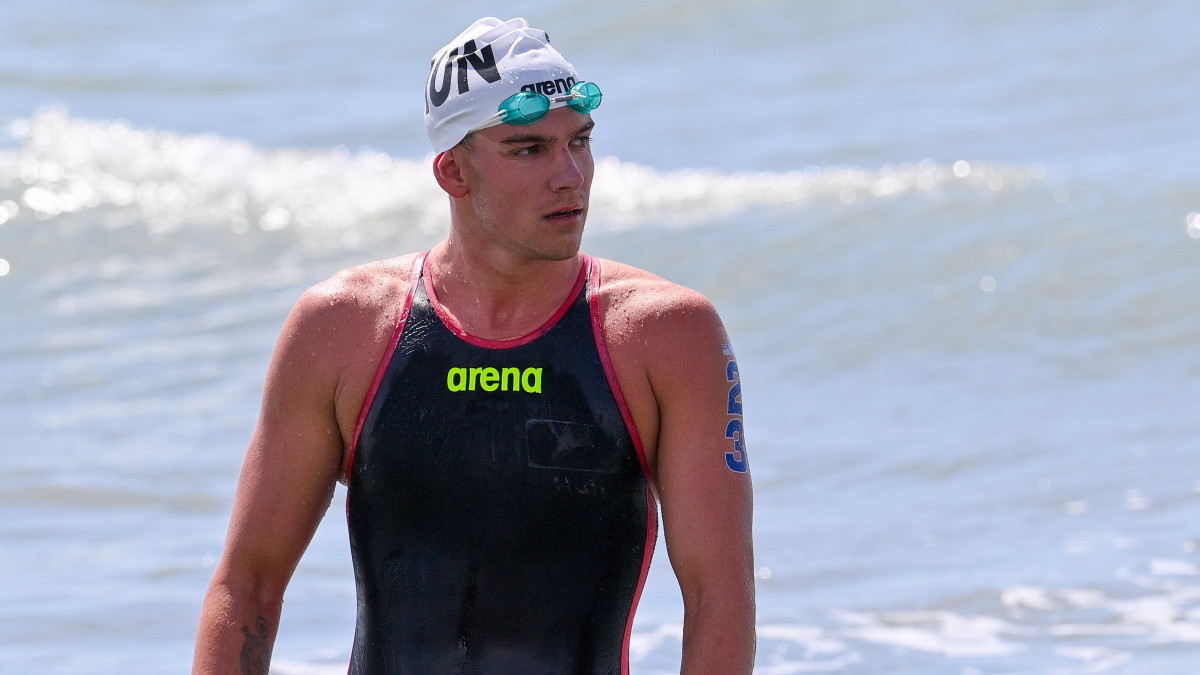 A hatodik helyezett Rasovszky Kristóf a célban a férfi nyíltvízi úszók 10 kilométeres versenyén a római vizes Európa-bajnokságon Ostiában 2022. augusztus 21-én.