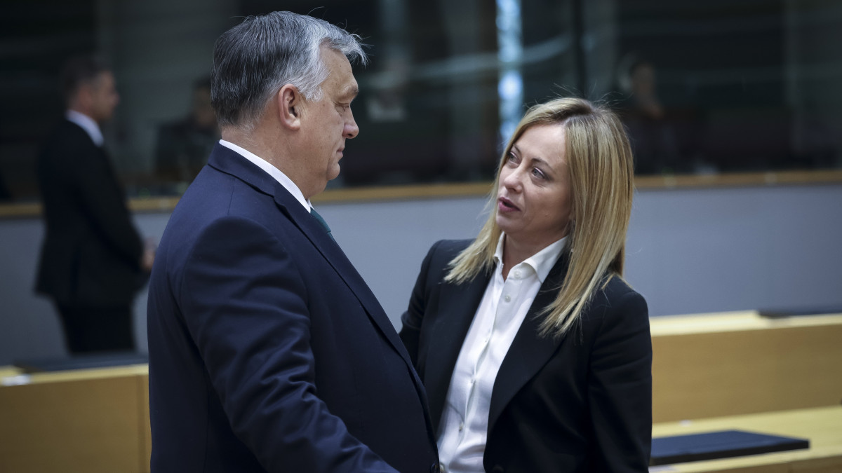 A Miniszterelnöki Sajtóiroda által közreadott képen Orbán Viktor magyar és Giorgia Meloni olasz miniszterelnök az EU-tagországok állam- és kormányfőinek brüsszeli csúcstalálkozóján 2022. december 15-én.