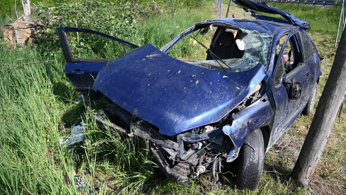Összeroncsolódott személygépkocsi az M5-os autópálya 30-as kilométerszelvényében a főváros felé vezető oldalon Ócsánál 2023. május 20-án. A személygépkocsi lesodródott az útról és árokba hajtott, négyen utaztak benne, az egyik utas életét vesztette.