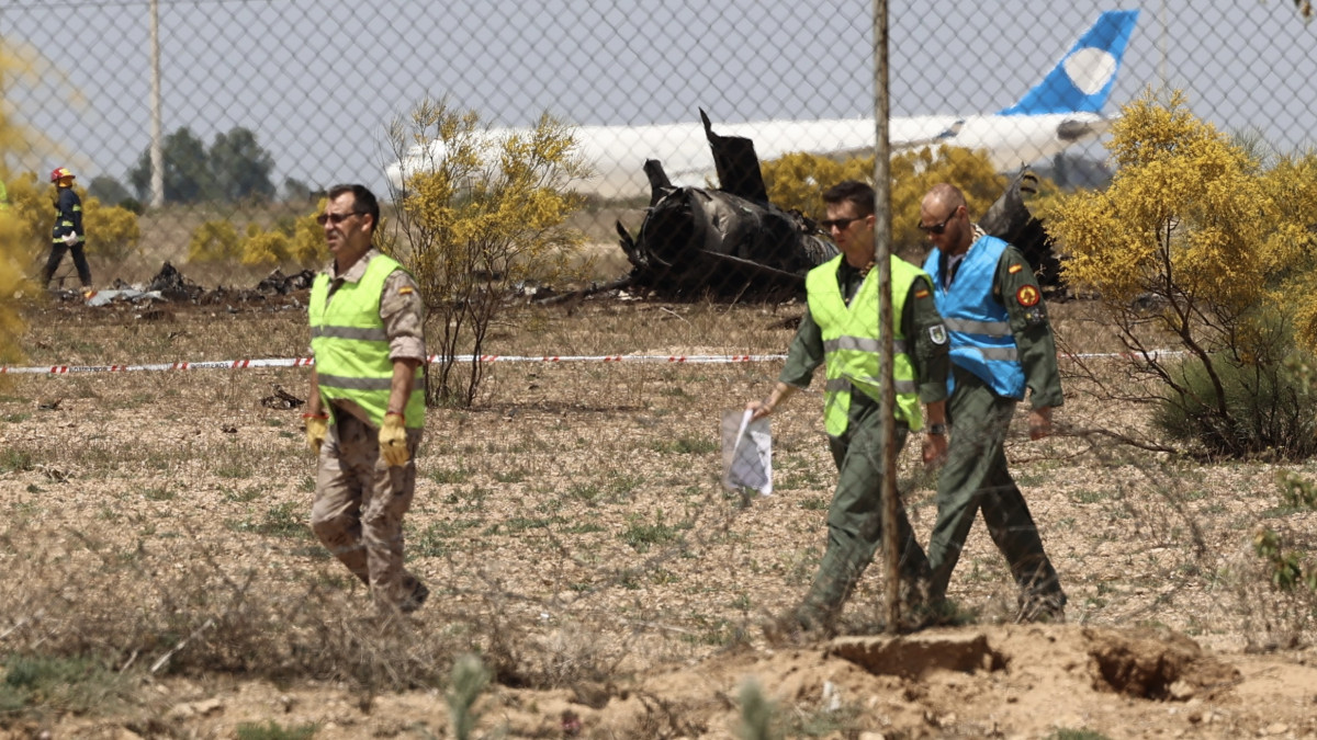 ZARAGOZA, ARAGON, SPAIN - MAY 20: Operators around the wreckage of the Air Force F-18 aircraft that crashed this morning at the Zaragoza air base, on 20 May, 2023 in Zaragoza, Aragon, Spain. The accident occurred during an exhibition. The pilot managed to eject before the impact, Air Force sources have informed Europa Press, who have specified that he is fine, although details of his state of health are unknown. (Photo By Fabian Simon/Europa Press via Getty Images)