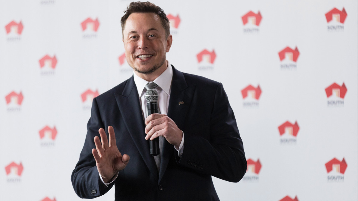 Elon Musk, a Tesla Motors vezérigazgatója egy sajtóértekezleten Dél-Ausztrália szövetségi állam fővárosában, Adelaide-ben 2017. július 7-én. Itt bejelentették, hogy a Tesla a megújuló energiaforrásokat fejlesztő francia céggel, a Neoen-el összefogva a dél-ausztráliai James Townban építi meg a világ legnagyobb, 100 megawattos lítium-ion akkumulátortelepét. 