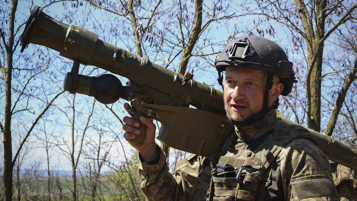 Ukrán katona Igla rakétavetővel az orosz erők által ostromlott kelet-ukrajnai Bahmutban 2023. május 4-én.