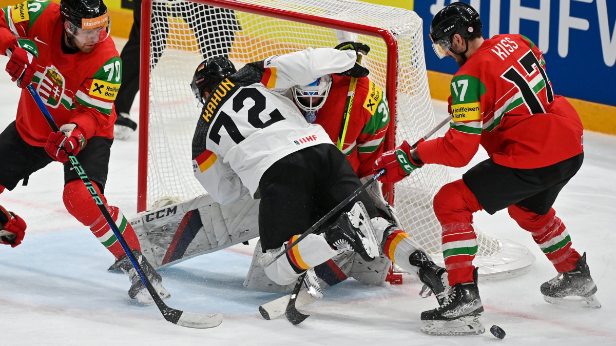 A német Dominik Kahun (b2), valamint Garát Zsombor (b), Horváth Dominik kapus (j2) és Kiss Roland (j) a jégkorong-világbajnokság hatodik fordulójában játszott Magyarország - Németország mérkőzésen a finnországi Tamperében 2023. május 21-én.