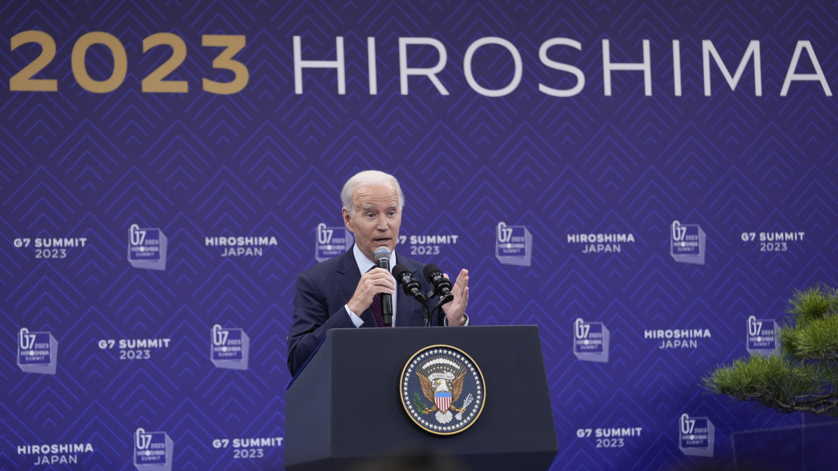 Joe Biden amerikai elnök sajtótájékoztatót tart a világ iparilag legfejlettebb hét államát tömörítő csoport, a G7 háromnapos hirosimai csúcstalálkozójának zárónapján, 2023. május 21-én.
