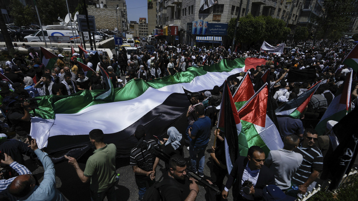 Palesztinok tüntetnek a palesztin nemzeti gyásznapon, a nakba (arabul katasztrófa) 75. évfordulóján a ciszjordániai Rámalláhban 2023. május 15-én. A palesztinok a gyásznapon arra a több mint 700 ezer társukra emlékeznek, akiket Izrael állam 1948-as kikiáltása nyomán elűztek otthonukból.