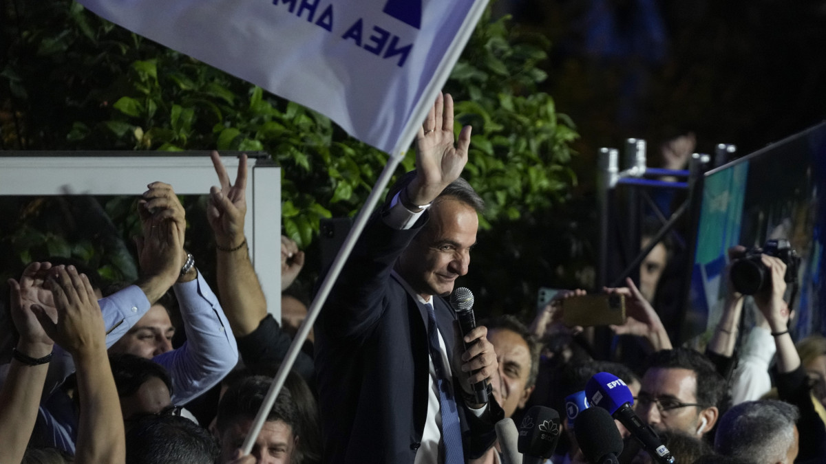 Kiriákosz Micotakisz görög kormányfő vezette  Új Demokrácia (ND) nevű konzervatív párt támogató ünnepelnek a görög parlamenti választások első eredményeinek ismertetése után Athénban 2023. május 21-én. A szavazatukat már leadott választók megkérdezésével készült gyorsfelmérés szerint az ND a voksok 36-40 százalékát szerezheti meg, míg az Alekszisz Ciprasz korábbi miniszterelnök (2015-2019) által vezetett Sziriza a leadott szavazatok 25-29 százalékára számíthat.