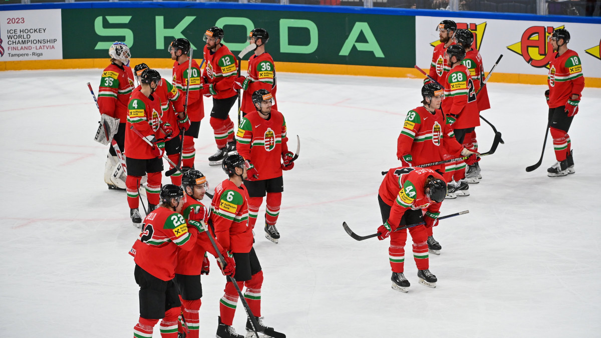 A magyar válogatott a jégkorong-világbajnokság hatodik fordulójában játszott Magyarország - Németország mérkőzés után a finnországi Tamperében 2023. május 21-én. A nemzeti csapat 7-2-re kikapott.MTI/Illyés Tibor