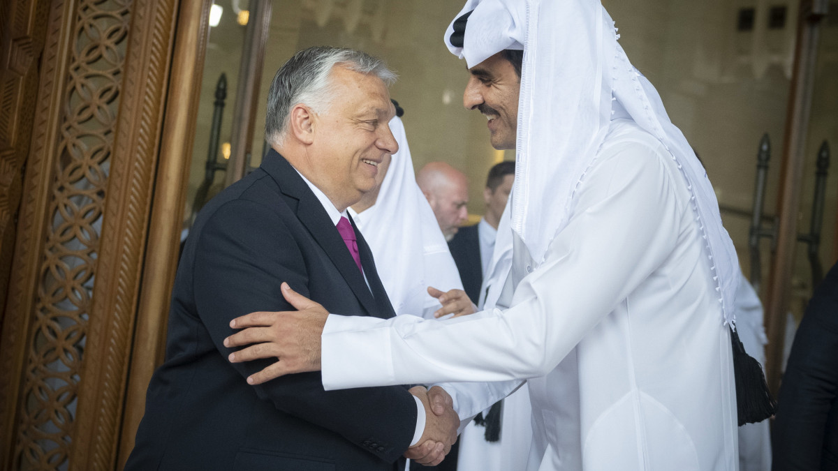 A Miniszterelnöki Sajtóiroda által közreadott képen Tamím bin Hamad ál-Száni katari emír (j) fogadja Orbán Viktor miniszterelnököt Dohában 2023. május 22-én.