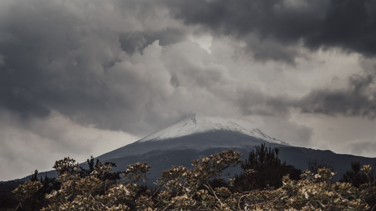 Három vulkán is kitört egyazon napon – képek