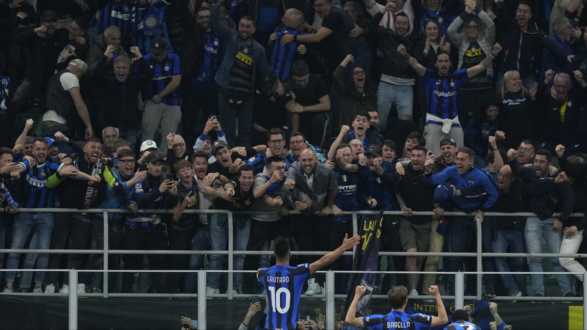 Lautaro Martinez, az Internazionale játékosa (k) csapattársaival és a szurkolókkal ünnepli gólját a labdarúgó Bajnokok Ligája elődöntőjének Internazionale-AC Milan visszavágó mérkőzésén a milánói San Siro Stadionban 2023. május 16-án.