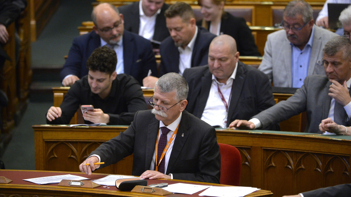 Kövér László házelnök szavaz az Országgyűlés plenáris ülésén 2023. május 23-án.