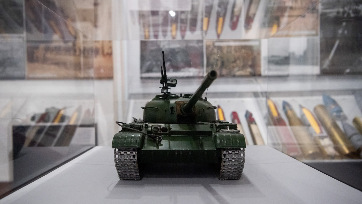 Az 1956-os forradalom és szabadságharc 65. évfordulója alkalmából rendezett, Magyarok - Fegyverek című új időszaki kiállítás a HM Hadtörténeti Intézet és Múzeumban 2021. október 22-én.