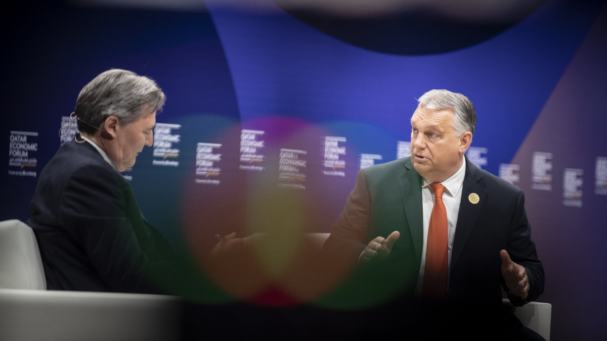 A Miniszterelnöki Sajtóiroda által közreadott képen Orbán Viktor miniszterelnök (j) felszólal a katari gazdasági fórumon Dohában 2023. május 23-án. Balról John Micklethwait, a Bloomberg főszerkesztője.