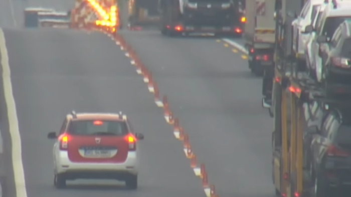 Életveszély, miket művelnek az autósok a sztrádán – videó