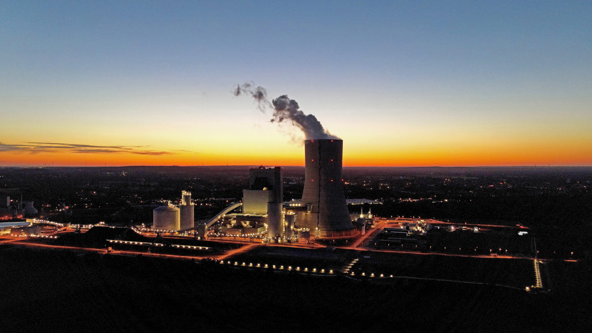 Gőz száll fel a Datteln IV szénerőműből a németországi Dattelnben 2020. május 29-én. Az Uniper német energiavállalat azt tervezi, hogy üzembeállítja az erőművet május 30-án. Az Uniper korábbi anyavállalata, az E.ON düsseldorfi székhelyű áram- és gáztársaság fektette le az erőmű alapkövét 2007-ben. Környetvédők többször tüntettek az erőmű megépítése ellen.