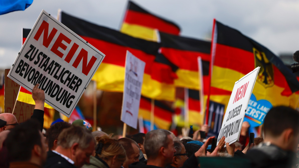A német ellenzéki Alternatíva Németországnak (AfD) párt felhívására tüntetnek az energiabiztonságért és az infláció ellen a parlament berlini épülete, a Reichstag előtt 2022. október 8-án. A felirat az állami gyámkodás ellen tiltakozik.