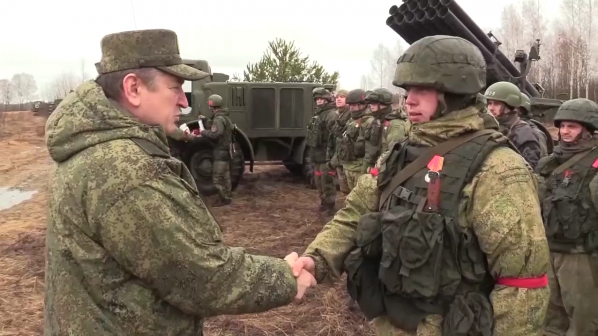 Alekszandr Lapin, orosz vezérezredes katonákat tüntet ki az ukrán fronton. Forrás:Wikipédia