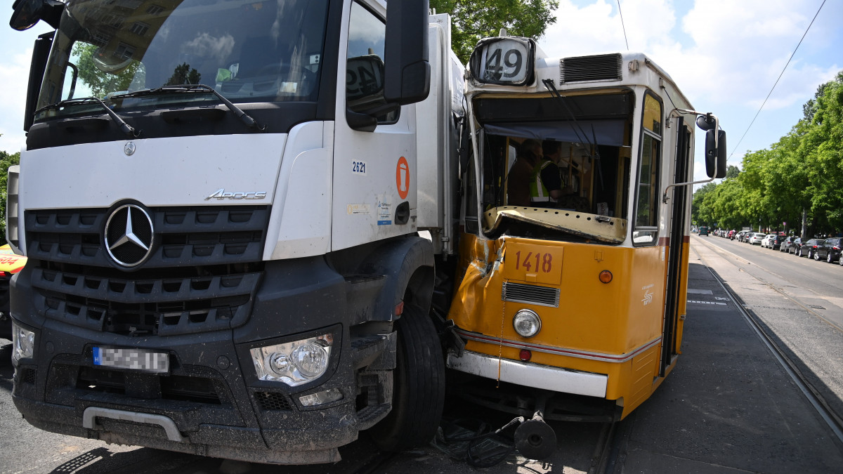 Összeroncsolódott villamos és szemétszállító teherautó a XI. kerületi Bartók Béla úton 2023. május 24-én, miután a két jármű összeütközött. A balesetben egy ember megsérült.