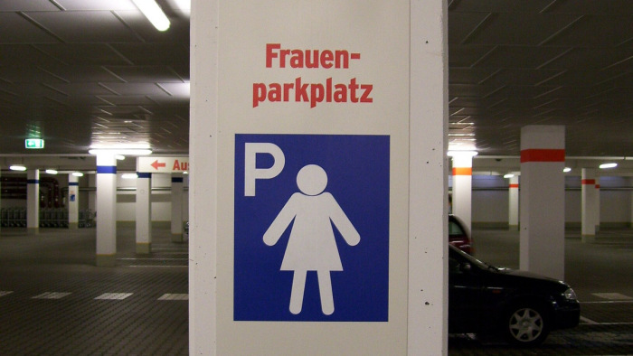 Diszkrimináció vagy figyelmesség? - már Budapesten is van női parkoló