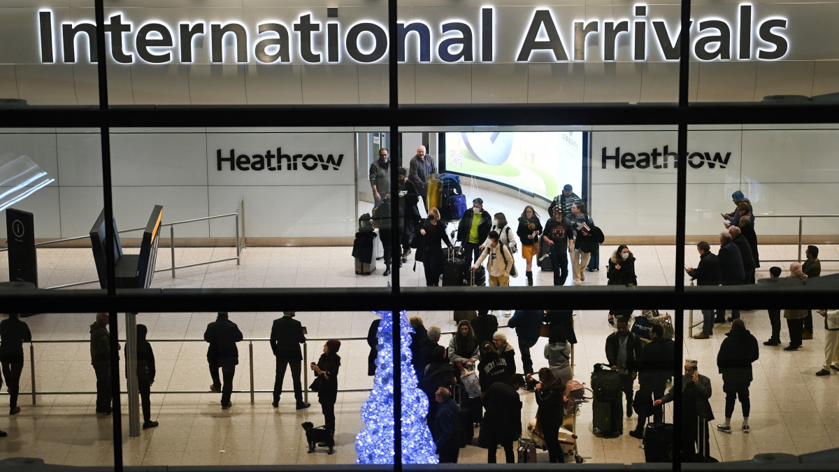 Utasok a londoni Heathrow repülőtéren 2023. január 4-én. Másnaptól a brit kormány az indulás előtti két napnál nem régebbi negatív eredményű koronavírusteszt birtokában engedi csak a Kínából érkezők belépését az országba. A korlátozás előzménye, hogy december 7-én Kína radikálisan enyhítette a koronavírus-járvány miatt életbe léptetett, világszerte a legszigorúbbak között nyilvántartott szigorításokat, és azóta egyre növekszik a vírusfertőzöttek száma az országban.
