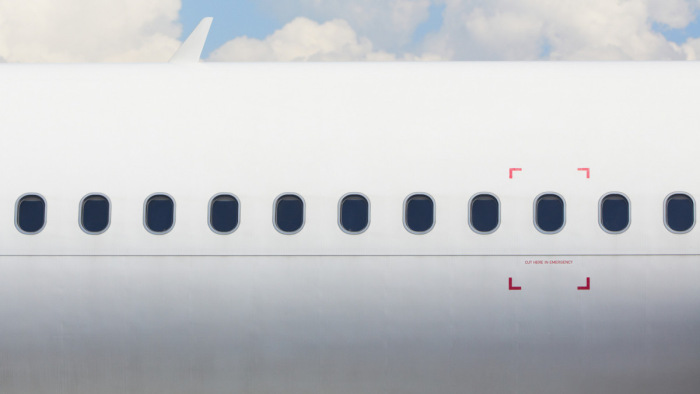 Rossz ötletnek bizonyult a Boeing szárnyán fotózkodni – videó