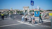 Megint a kövek közé zuhant valaki a Lánchíd pesti hídfőjénél