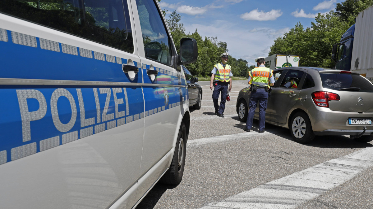 Scheibenhardt, 2017. június 12.Német rendőrök egy járművet ellenőriznek a német-francia határon Scheibenhardt közelében 2017. június 12-én. Németországban egy hónapra visszaállították a határellenőrzést az ország valamennyi határszakaszán a világ 19 legfejlettebb gazdaságú és vezető feltörekvő országát, valamint az Európai Uniót tömörítő húszas csoport, a G20 vezetőinek júliusi csúcstalálkozója miatt. (MTI/EPA/Ronald Wittek)