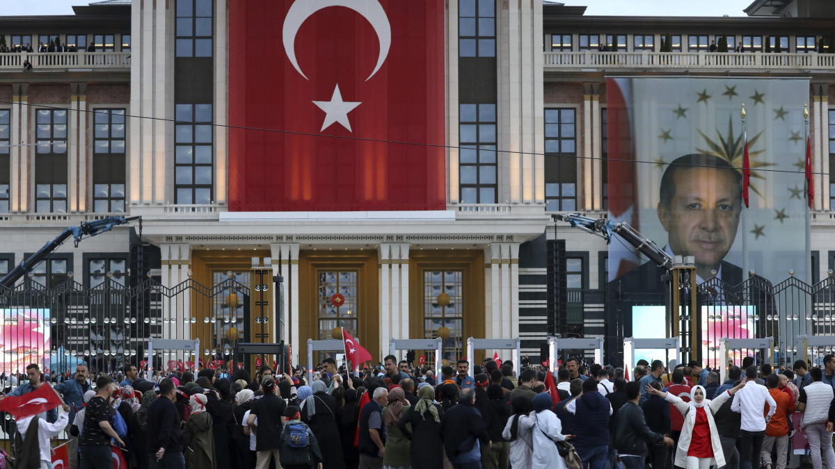 Recep Tayyip Erdogan török elnöknek, a kormányoldali pártszövetség, a Nép Szövetsége elnökjelöltjének támogatói a korai, nem hivatalos eredmények hírére ünnepelnek a török elnökválasztás második fordulója után az ankarai elnöki palota előtt 2023. május 28-án.MTI/AP/Ali Ünal