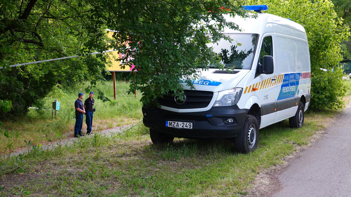 Rendőrök Újszegeden, ahol holttestet találtak 2023. május 28-án. A rendőrség közlése szerint a halálesettel kapcsolatban felmerült az idegenkezűség gyanúja, a nyomozók vizsgálják a körülményeket.