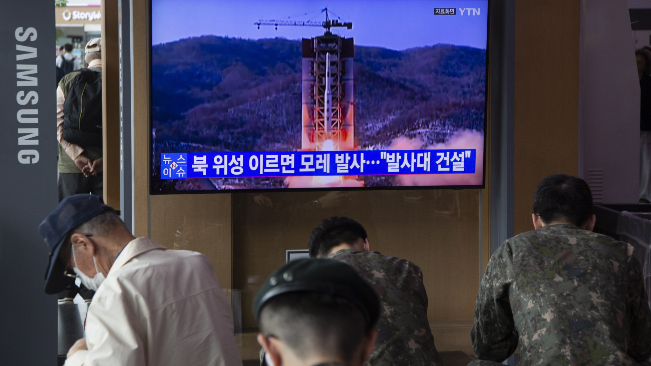 Észak-koreai kémműhold tervezett fellövéséről szóló híradás a szöuli főpályaudvaron 2023. május 30-án, amikor a kommunista rezsim a KCNA állami hírügynökségen keresztül megerősítette, hogy június elején katonai felderítő műholdat bocsát fel. Phenjan indoklása szerint a műhold a Koreai-félszigetnél végrehajtott közös dél-koreai-amerikai hadgyakorlatok nyomon követésére szolgál.