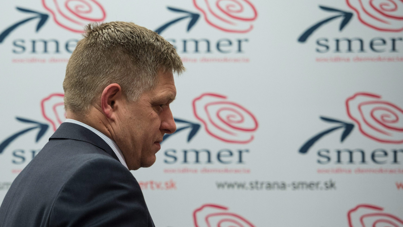 Robert Fico szlovák miniszterelnök, az Irány-Szociáldemokrácia (Smer-SD) párt elnöke sajtóértekezletéről távozik Pozsonyban a szlovákiai parlamenti választás utáni napon, 2016. március 6-án. Fico pártja győzött, de elvesztette parlamenti többségét. 