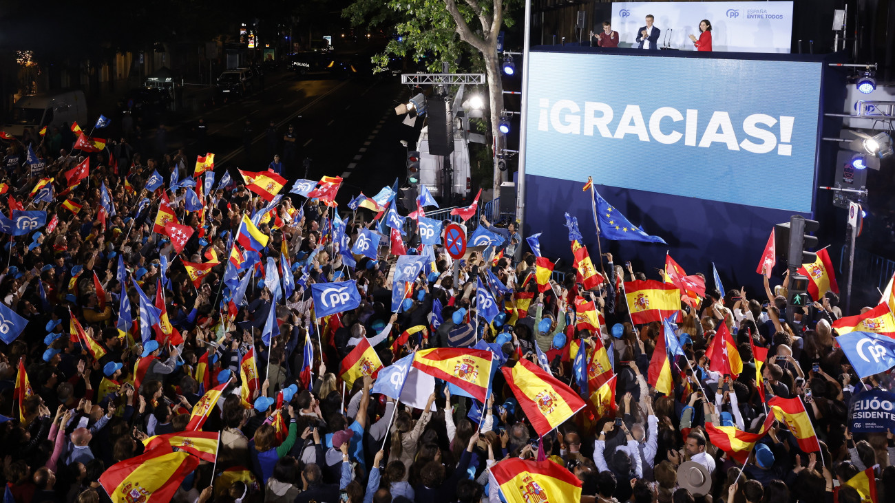 Isabel Diaz Ayuso madridi tartományi elnök, a spanyol konzervatív Néppárt jelöltje, Alberto Núnez Feijóo, a Néppárt elnöke és Jose Luis Martinez-Almeida, Madrid hivatalban lévő főpolgármestere, a Néppárt főpolgármester-jelöltje (fent, j) üdvözli a Néppárt támogatóit a párt székházának erkélyéről Madridban 2023. május 28-án, miután pártjuk a tartományi és a  fővárosi választást is megnyerte.