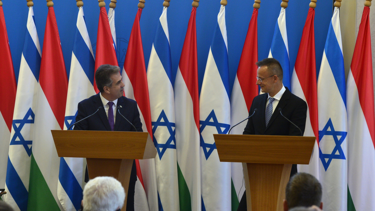 Szijjártó Péter külgazdasági és külügyminiszter (j) és Eli Kohen izraeli külügyminiszter sajtótájékoztatója a Külgazdasági és Külügyminisztériumban 2023. május 31-én.