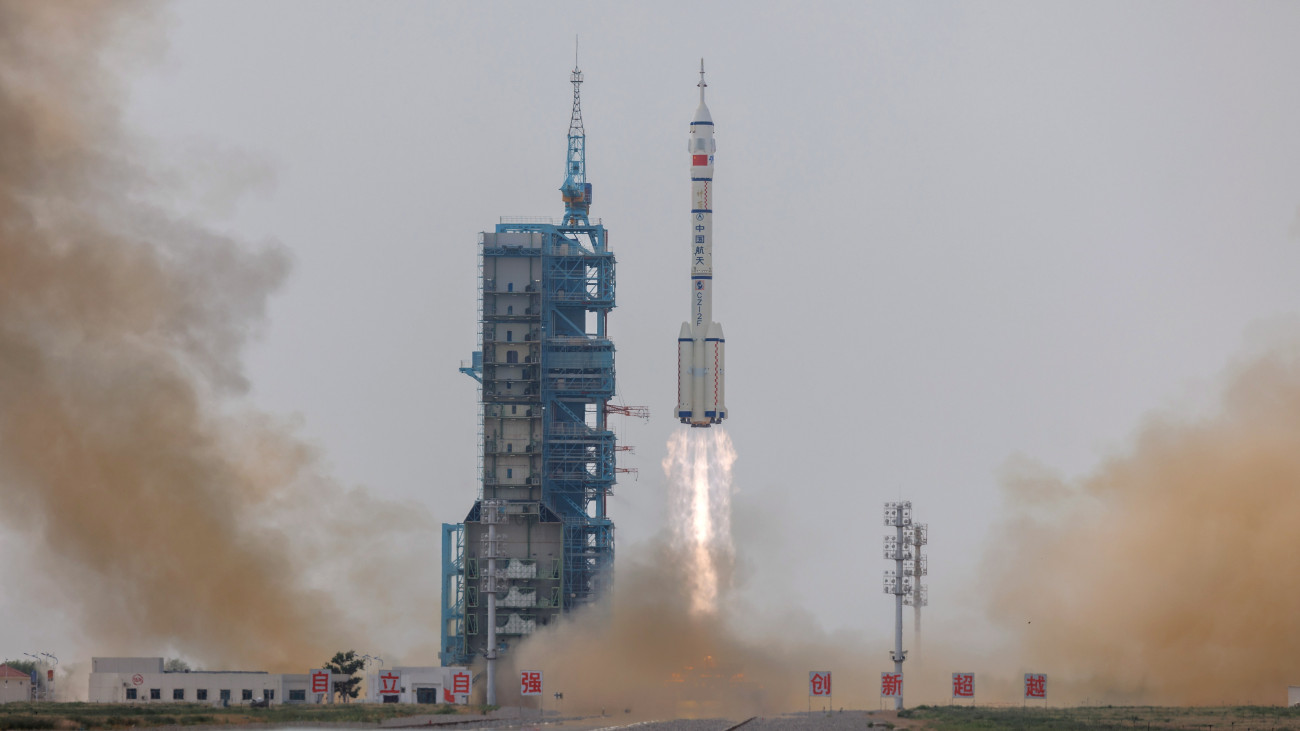 A Hosszú Menetelés 2F hordozórakétával felbocsátják a Sencsou-16 űrhajót az északnyugat-kínai Csiucsüan űrközpontjából 2023. május 30-án. Az űrhajóval három tajkonauta, azaz kínai űrhajós: Kuj Haj-csao, Csing Haj-peng és Csu Jang-csu a Föld körül keringő Tienkung (Mennyei palota) kínai űrállomásra indul, ahol az előző küldetés három tagját leváltva várhatóan öt hónapot töltenek.