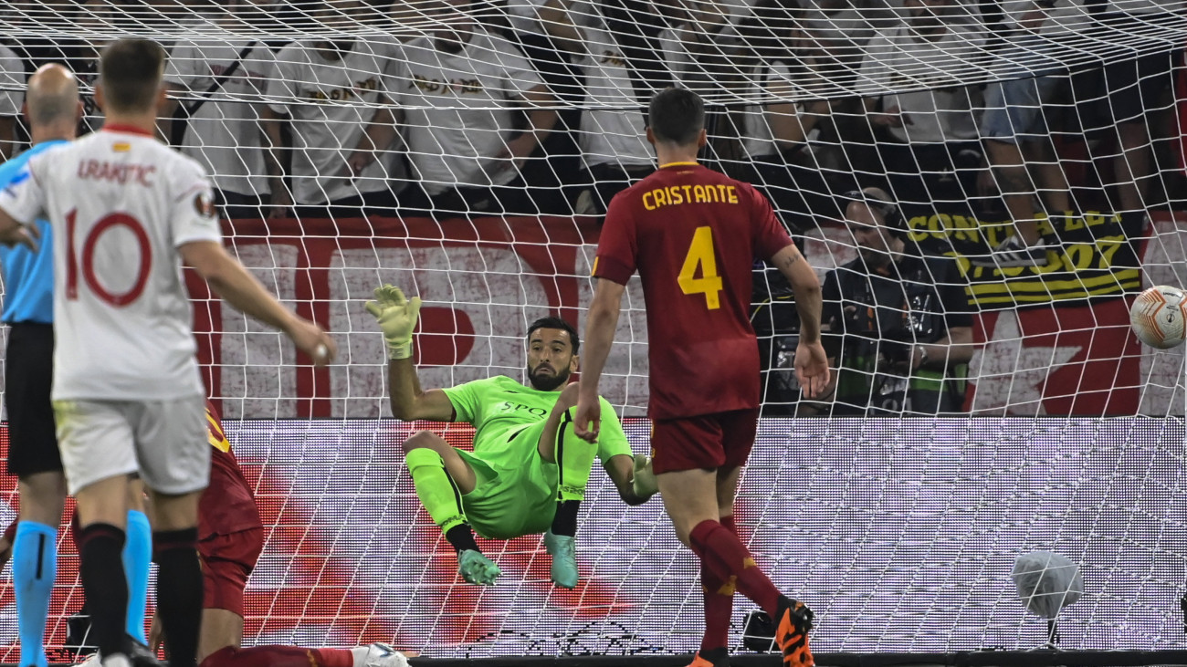 Rui Patrício (k), az olasz csapat kapusa a labdarúgó Európa-liga döntőjében játszott Sevilla - AS Roma mérkőzésen a budapesti Puskás Arénában 2023. május 31-én.