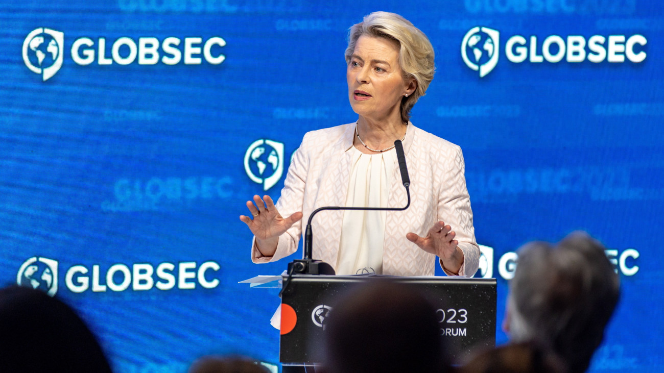 Ursula Von Der Leyen, az Európai Bizottság elnöke beszédet mond a Globsec kül- és biztonságpolitikai fórumon Pozsonyban 2023. május 31-én.