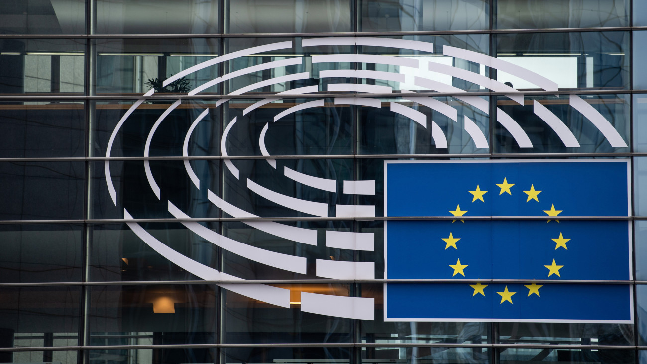 Az Európai Parlament jelképe a testület brüsszeli épületén 2023. március 21-én.