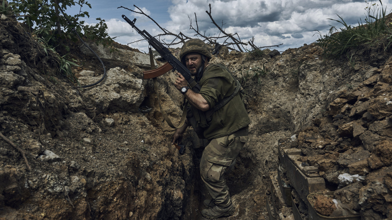 Ukrán katona egy lövészárokban az orosz erőkkel folytatott harcok idején a Donyecki területen fekvő kelet-ukrajnai Bahmutban 2023. május 22-én.MTI/AP/Libkos